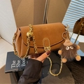 Sac à bandoulière en nubuck caramel avec chaîne dorée et breloque hérisson en peluche - Avec Pendentif / Marron
