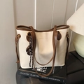 Bolso tote grande de cuero sintético en crema y marrón con asas superiores - Con Colgante / Blanco