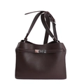 Sac seau en cuir grainé marron foncé avec fermoir rotatif argenté et bandoulière réglable - café