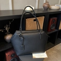 Borsa tote nera minimalista in pelle a grana litchi con chiusura lampo e doppi manici - Nero