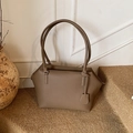 Borsa tote minimalista marrone argilla in pelle testurizzata con tracolle lunghe - Grigio elefante