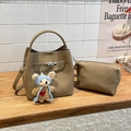 Borsa a secchiello in pelle kaki con trama litchi, ciondolo orso e tracolla - Grigio Elefante (Con Ciondolo)