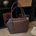 Borsa tote marrone scuro con motivo a litchi e manici superiori minimalisti - Marrone