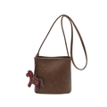 Bolso cubo retro de cuero marrón oscuro con colgante de poni rojo y bandolera - Marrón