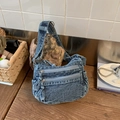 Détail du sac bandoulière en denim bleu vintage avec fermetures éclair et texture lavée - Bleu Vintage