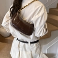 Braune glänzende Schultertasche aus Leder mit goldener Gliederkette im Vintage-Stil - Braun