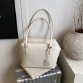 Borsa tote in pelle beige con motivo litchi, doppi manici e chiusura con cerniera - Bianco