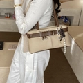Borsa a spalla retrò in tela beige con tracolla marrone e fibbia decorativa elegante - Con Ciondolo / Kaki