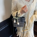 Minibolso tipo cubo con cuadros grises, lazo verde y colgantes de tulipanes - Negro