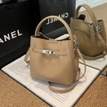Sac seau vintage en cuir camel avec boucle argentée et bandoulière amovible - Khaki