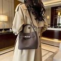 Sac seau en cuir marron café foncé avec boucle métallique et bandoulière amovible - Marron