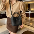 Sac seau en cuir noir grainé avec poignée supérieure et bandoulière réglable - Noir