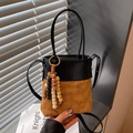 Borsa a secchiello bicolore retrò in pelle nera e camoscio marrone trapuntato - Con Ciondolo / Marrone
