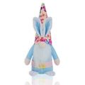 Gnome de Pâques en peluche avec chapeau fleuri jaune et oreilles de lapin sur fond blanc - Style Oreilles Bleues / Bleu
