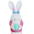 Dettaglio gnomo di Pasqua con orecchie di coniglio che tiene un uovo a pois blu - Stile Orecchie di Coniglio