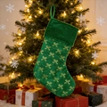 Détail d'une chaussette de Noël en velours vert forêt avec motifs de nœuds dorés pailletés - Vert