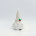 Leuchtender Weihnachtswichtel mit grauer Schneeflockenmütze und festlichen Beeren-Details - Aprikose Schleife (ML-Q1633A)