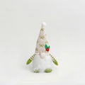 Weihnachtswichtel mit beige Strickmütze, Stechpalmenblättern und weißem Kunstpelzbart - Grüne Schleife (ML-Q1633C)