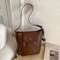 Bolso cubo minimalista de cuero marrón caramelo con placa dorada y colgante de bola - Café con Colgante