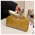 Detail der Kosmetiktasche aus Kunstkrokodilleder in Senfgelb mit Doppelreißverschluss - Khaki