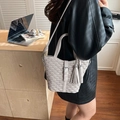 Elegante borsa a secchiello beige intrecciata con manici in pelle e nappina - Grigio