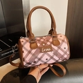 Bolso Boston a cuadros rosa y marrón con texto Love y correa de hombro estrella - Estilo Estrella de Cuadros / Cuadros Rosas