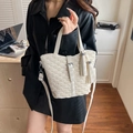 Borsa a secchiello intrecciata crema con nappa decorativa e tracolla regolabile - Bianco