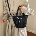 Borsa a secchiello nera trapuntata con nappa decorativa e tracolla regolabile - Nero