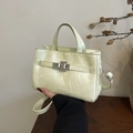 Sac seau en cuir plissé vert clair avec boucle en métal argenté et poignée - Vert
