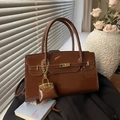 Borsa a mano in pelle verniciata marrone scuro con fibbia dorata e mini ciondolo - Marrone