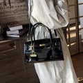 Elegante borsa in pelle verniciata nera con chiusura a scatto e mini ciondolo - Nero