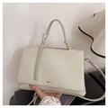 Sac à main beige en cuir grainé avec détails dorés et bandoulière réglable chic - Blanc Cassé