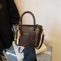 Borsa tote in pelle marrone scuro con ciondolo in legno e scritte dorate - Marrone