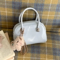 Hellblaue Handtasche aus Kunstleder mit Silberdetails und süßem Schweineanhänger - Mit Anhänger / Blau
