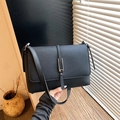 Petit sac carré noir en cuir grainé avec boucle argentée et bandoulière réglable - Noir