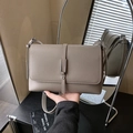Petit sac carré gris en cuir grainé avec boucle en métal argenté et rabat magnétique - Gris