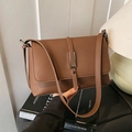Sac bandoulière rétro marron en cuir grainé avec boucle en métal et design carré - Marron