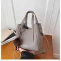 Borsa a secchiello grigia in pelle con tracolla e ciondolo a forma di palla di peluche - Grigio Con Pendente