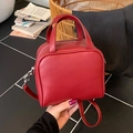Elegante borsa quadrata in ecopelle rossa con manici superiori e tracolla rimovibile - Rosso