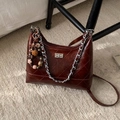 Quilted burgundy hobo bag with silver chain and cute charms on a white carpet - With Charm / Burgundy