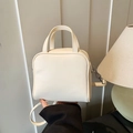 Elegante borsa a mano minimalista bianco crema con doppi manici e dettagli in argento - Bianco