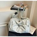 Dettaglio borsa da viaggio verde menta con tasca frontale a coulisse e doppia zip - Verde