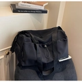 Dettaglio borsa da viaggio in nylon nero con coulisse e tasche portaoggetti multiple - Nero
