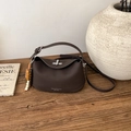 Détail du sac à main en cuir marron foncé texturé avec pendentif élégant en perles de bois - Avec Pendentif / café