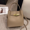 Braune Eimer-Tasche aus strukturiertem Leder mit Tragegriff und Gold-Hardware - Khaki