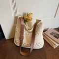 Beige Häkel-Hobo-Schultertasche mit floralem Lochmuster und braunem Trageriemen - Cremeweiß