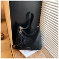 Détail d'un cabas en daim noir avec surpiqûres blanches et pochette amovible assortie - Noir