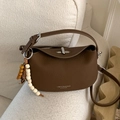 Sac boulette rétro marron foncé avec texture litchi et perles décoratives en bois - Avec Pendentif / Marron