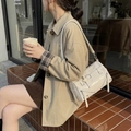 Retro cremeweiße Motorrad-Schultertasche aus Kunstleder mit silbernen Schnallendetails - Cremeweiß