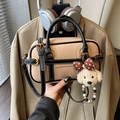 Sac polochon beige avec texture litchi et pendentif de chiot mignon accessoire - Khaki avec Pendentif